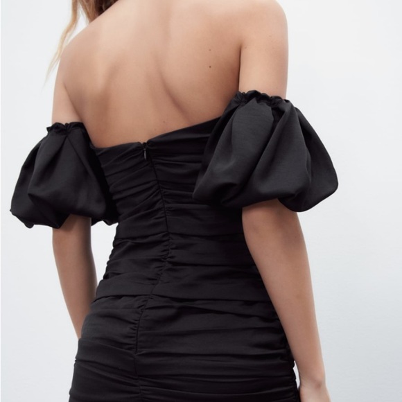 Short dress with ruching - Picture 2 of 8